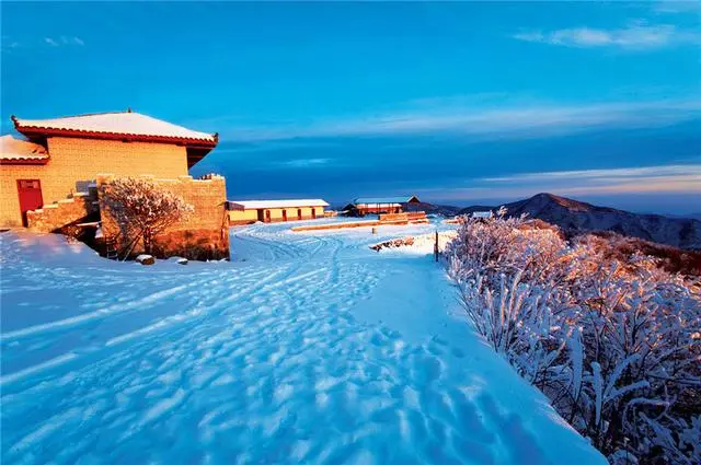 四川光雾山:白雪引客冰为媒