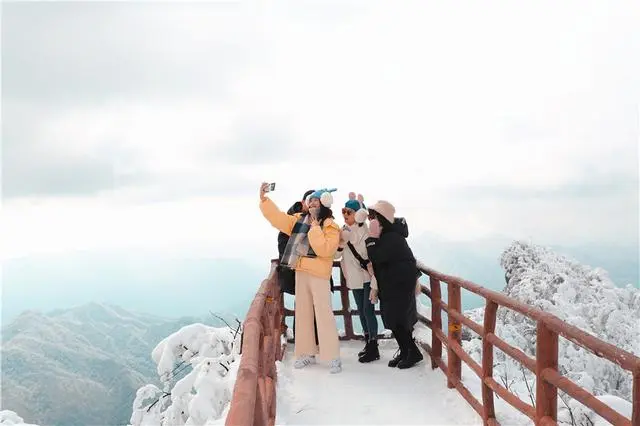 四川光雾山:白雪引客冰为媒