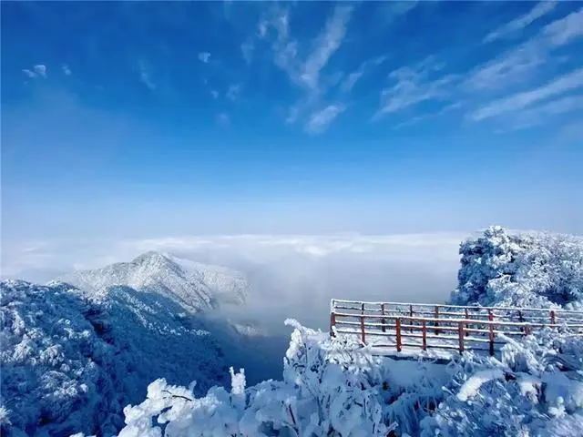 四川光雾山:白雪引客冰为媒