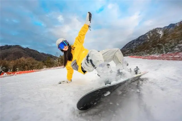 四川光雾山:白雪引客冰为媒