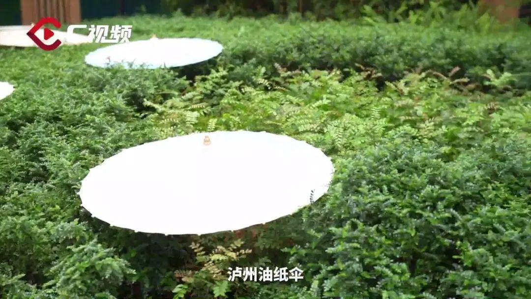 泸州油纸伞亮相成都大运会主媒体中心 | 特殊使命:许愿伞