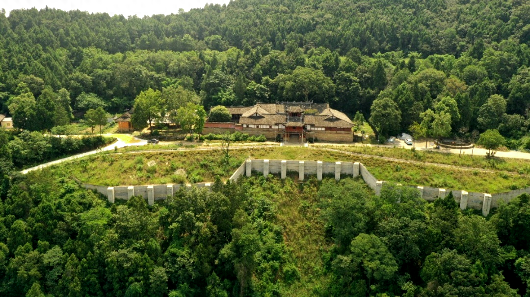 芙蓉四季鱼泉寺寻古 鱼跃山泉中，深山古寺幽