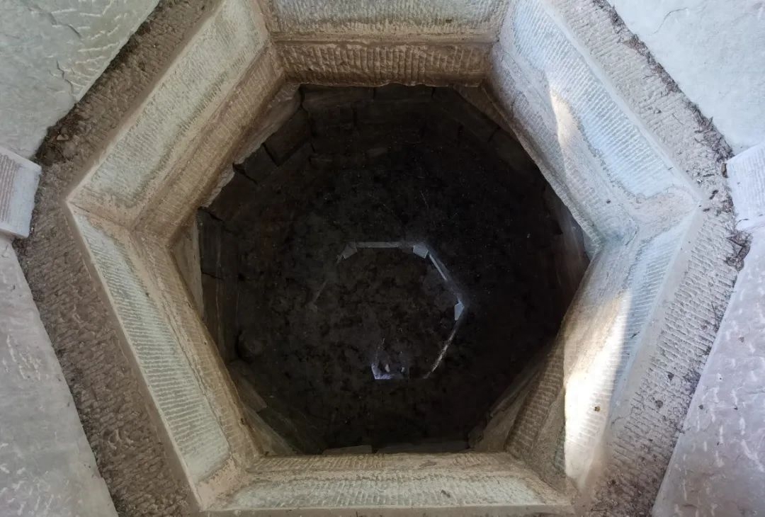 芙蓉四季鱼泉寺寻古 鱼跃山泉中,深山古寺幽