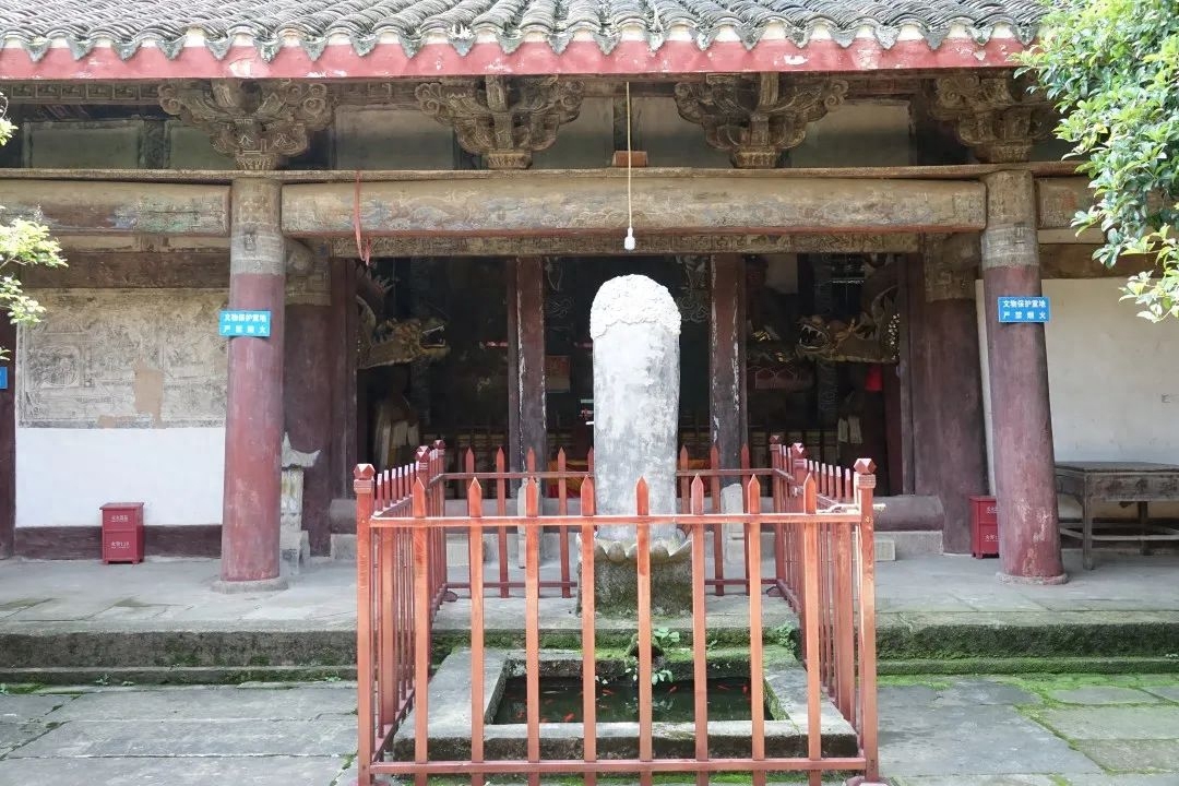 芙蓉四季鱼泉寺寻古 鱼跃山泉中,深山古寺幽