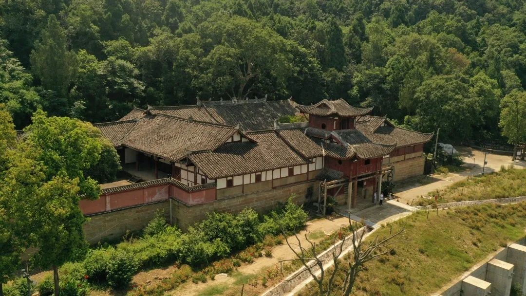 芙蓉四季鱼泉寺寻古 鱼跃山泉中,深山古寺幽
