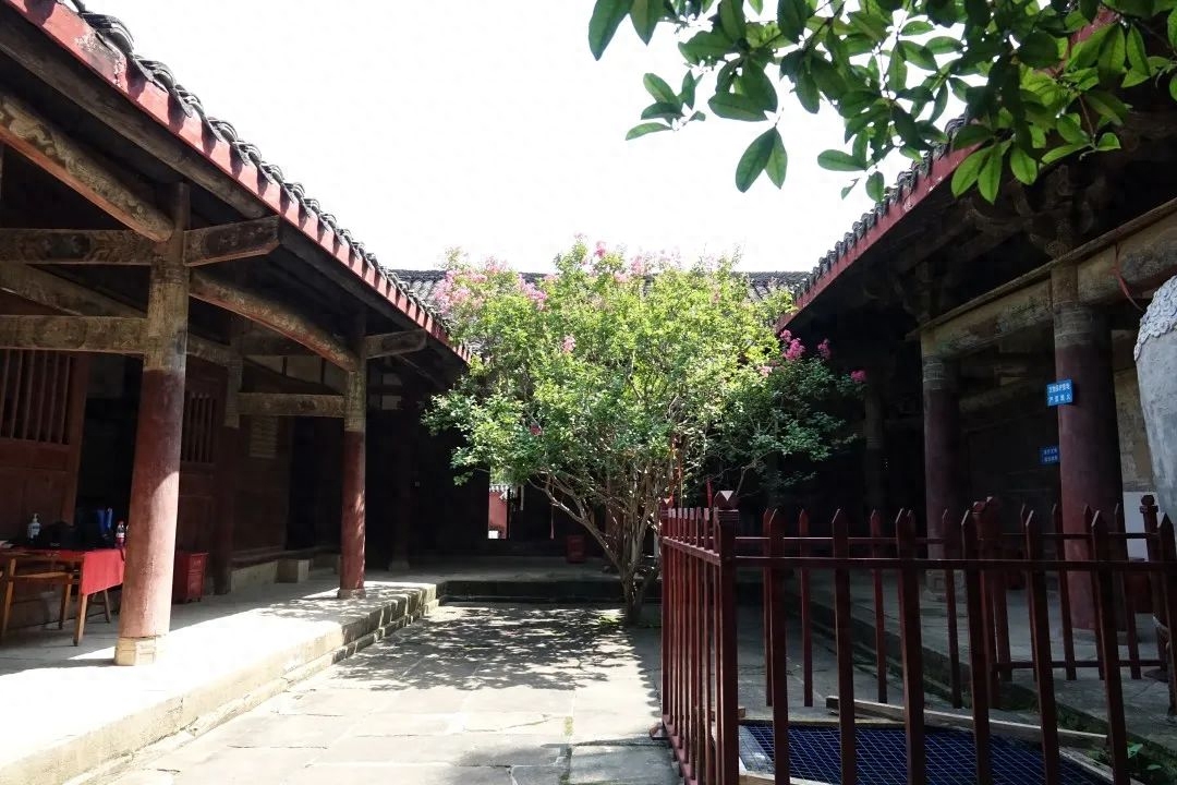 芙蓉四季鱼泉寺寻古 鱼跃山泉中,深山古寺幽