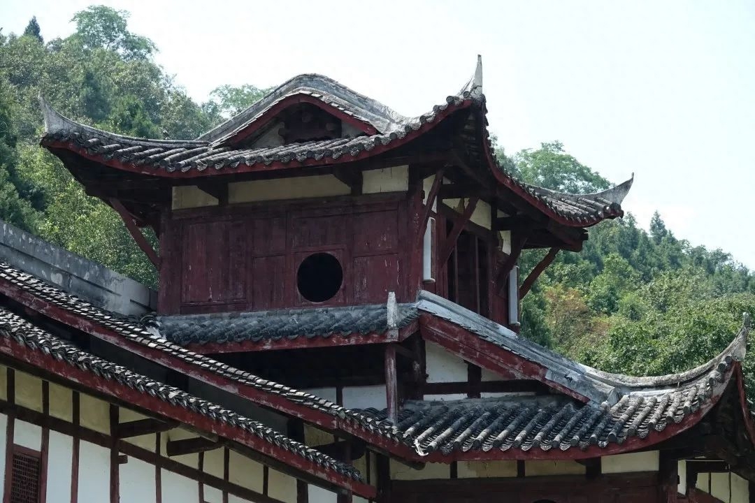 DSC03792.jpg 芙蓉四季鱼泉寺寻古 鱼跃山泉中,深山古寺幽