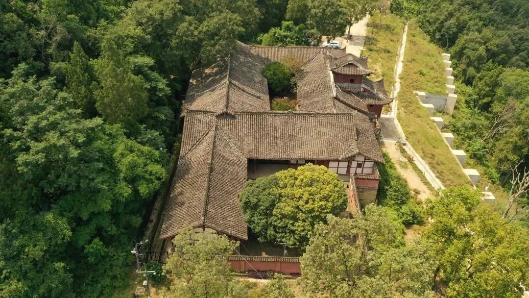 芙蓉四季鱼泉寺寻古 鱼跃山泉中,深山古寺幽