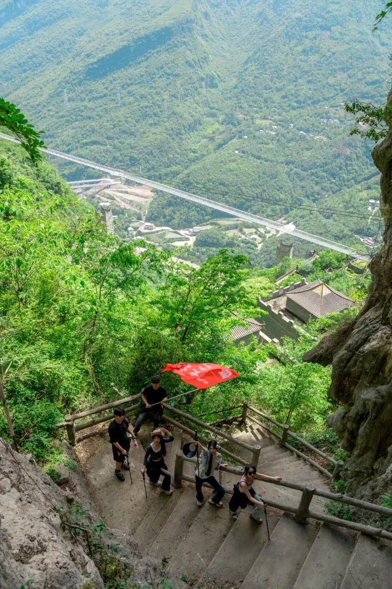 全网招募,免费徒步九皇山!本周末,百人徒步天团陪你一起挑战千仞绝壁栈道!