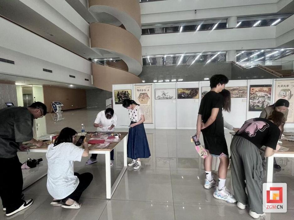 四川轻化工大学举办非遗主题展览吸引众学子前来欣赏