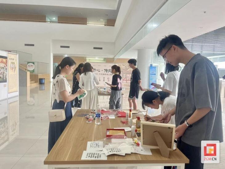 四川轻化工大学举办非遗主题展览吸引众学子前来欣赏